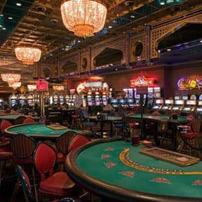 betwinnner Live Casino ဇာတ်ခုံ — Real Dealer နှင့် Baccarat ကစားနေသောမြင်ကွင်း